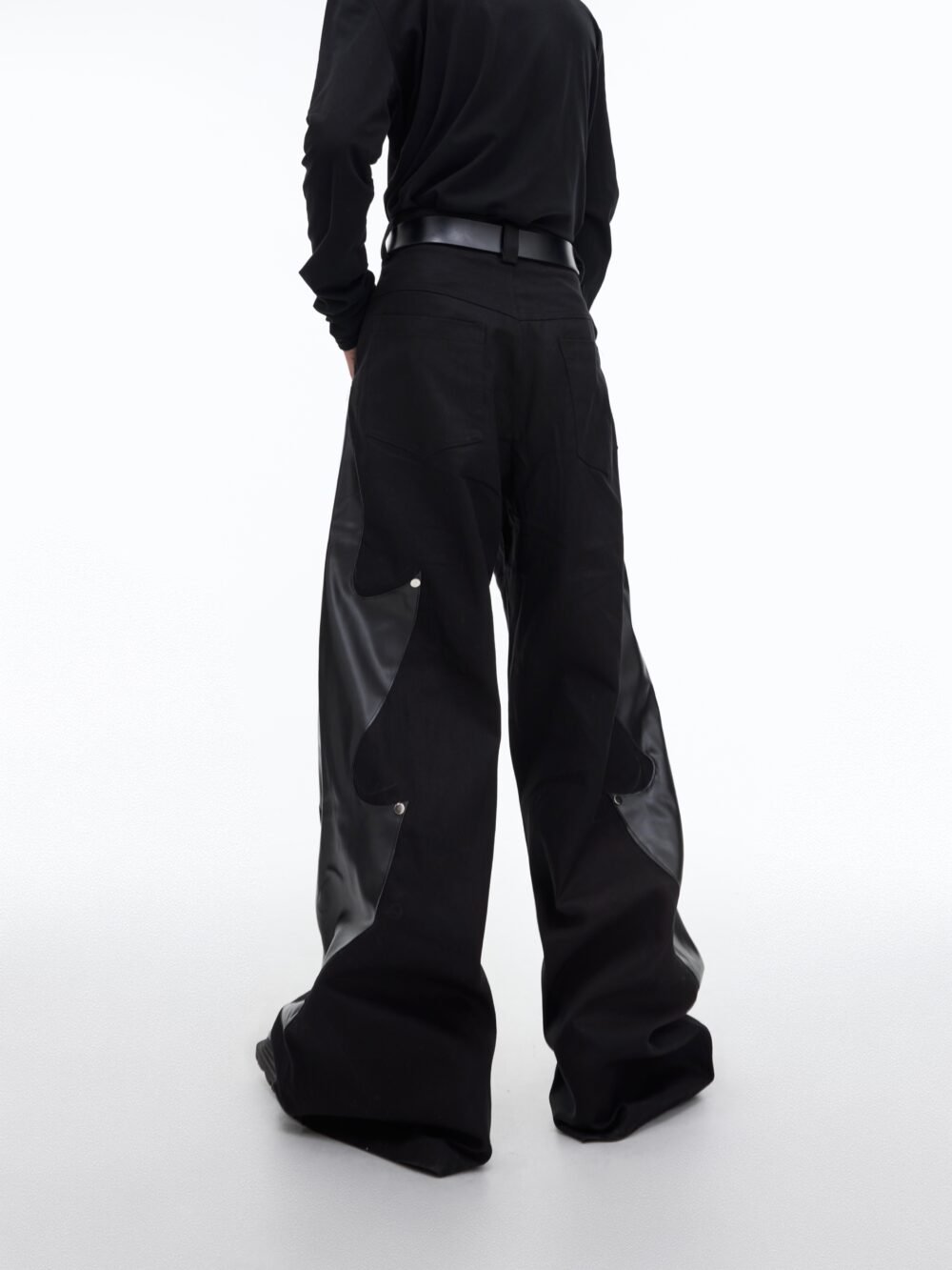 626e47ab-ebf5-4b99-a685-26065280e9f1.jpg Niche Structured Leather Patchwork Flame Rivet Trousers